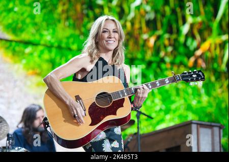 24. September 2022 - Raleigh, North Carolina; USA - der Musiker SHERYL KRÄHE tritt live auf, während das 2022 Farm Aid Benefit Konzert im Coastal Credit Union Music Park am Walnut Creek in Raleigh Halt macht Copyright 2022 Jason Moore. (Bild: © Jason Moore/ZUMA Press Wire) Stockfoto