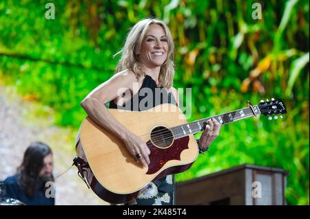 24. September 2022 - Raleigh, North Carolina; USA - der Musiker SHERYL KRÄHE tritt live auf, während das 2022 Farm Aid Benefit Konzert im Coastal Credit Union Music Park am Walnut Creek in Raleigh Halt macht Copyright 2022 Jason Moore. (Bild: © Jason Moore/ZUMA Press Wire) Stockfoto