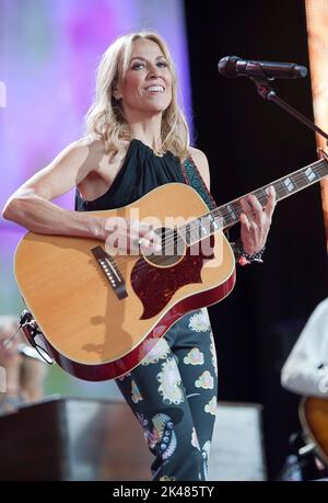 24. September 2022 - Raleigh, North Carolina; USA - der Musiker SHERYL KRÄHE tritt live auf, während das 2022 Farm Aid Benefit Konzert im Coastal Credit Union Music Park am Walnut Creek in Raleigh Halt macht Copyright 2022 Jason Moore. (Bild: © Jason Moore/ZUMA Press Wire) Stockfoto