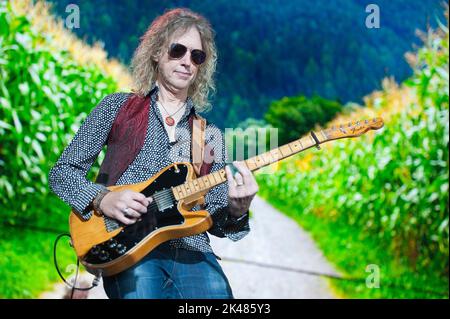 24. September 2022 - Raleigh, North Carolina; USA - Gitarrist PETER STROUD tritt mit dem Musiker SHERYL KRÄHE live auf, während das 2022 Farm Aid Benefit Konzert im Coastal Credit Union Music Park am Walnut Creek in Raleigh Halt macht Copyright 2022 Jason Moore. (Bild: © Jason Moore/ZUMA Press Wire) Stockfoto