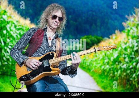 24. September 2022 - Raleigh, North Carolina; USA - Gitarrist PETER STROUD tritt mit dem Musiker SHERYL KRÄHE live auf, während das 2022 Farm Aid Benefit Konzert im Coastal Credit Union Music Park am Walnut Creek in Raleigh Halt macht Copyright 2022 Jason Moore. (Bild: © Jason Moore/ZUMA Press Wire) Stockfoto