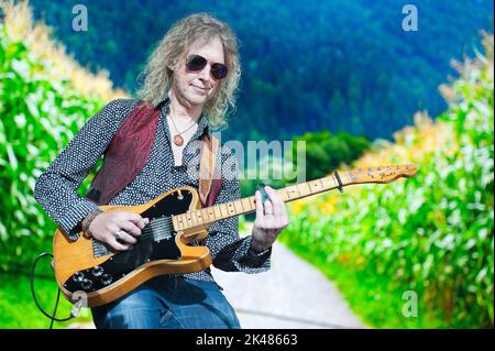 24. September 2022 - Raleigh, North Carolina; USA - Gitarrist PETER STROUD tritt mit dem Musiker SHERYL KRÄHE live auf, während das 2022 Farm Aid Benefit Konzert im Coastal Credit Union Music Park am Walnut Creek in Raleigh Halt macht Copyright 2022 Jason Moore. (Bild: © Jason Moore/ZUMA Press Wire) Stockfoto