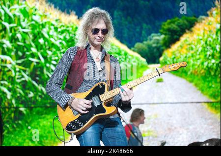 24. September 2022 - Raleigh, North Carolina; USA - Gitarrist PETER STROUD tritt mit dem Musiker SHERYL KRÄHE live auf, während das 2022 Farm Aid Benefit Konzert im Coastal Credit Union Music Park am Walnut Creek in Raleigh Halt macht Copyright 2022 Jason Moore. (Bild: © Jason Moore/ZUMA Press Wire) Stockfoto