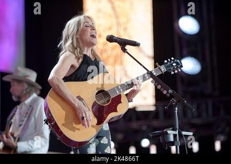 24. September 2022 - Raleigh, North Carolina; USA - der Musiker SHERYL KRÄHE tritt live auf, während das 2022 Farm Aid Benefit Konzert im Coastal Credit Union Music Park am Walnut Creek in Raleigh Halt macht Copyright 2022 Jason Moore. (Bild: © Jason Moore/ZUMA Press Wire) Stockfoto