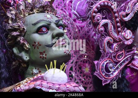 Kalkutta, Westbengalen, Indien. 29. September 2022. Durga Idol mit Virus Ashura in einem Durga Puja Mandap in Kalkata. (Bild: © Suraranjan Nandi/Pacific Press via ZUMA Press Wire) Stockfoto