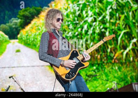 24. September 2022 - Raleigh, North Carolina; USA - Gitarrist PETER STROUD tritt mit dem Musiker SHERYL KRÄHE live auf, während das 2022 Farm Aid Benefit Konzert im Coastal Credit Union Music Park am Walnut Creek in Raleigh Halt macht Copyright 2022 Jason Moore. (Bild: © Jason Moore/ZUMA Press Wire) Stockfoto