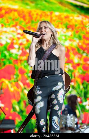 24. September 2022 - Raleigh, North Carolina; USA - der Musiker SHERYL KRÄHE tritt live auf, während das 2022 Farm Aid Benefit Konzert im Coastal Credit Union Music Park am Walnut Creek in Raleigh Halt macht Copyright 2022 Jason Moore. (Bild: © Jason Moore/ZUMA Press Wire) Stockfoto