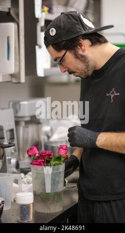 Echte Rosen für eine Hochzeitstorte Dekoration in der Küche Stockfoto