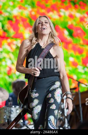24. September 2022 - Raleigh, North Carolina; USA - der Musiker SHERYL KRÄHE tritt live auf, während das 2022 Farm Aid Benefit Konzert im Coastal Credit Union Music Park am Walnut Creek in Raleigh Halt macht Copyright 2022 Jason Moore. (Bild: © Jason Moore/ZUMA Press Wire) Stockfoto