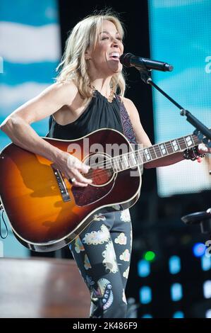 24. September 2022 - Raleigh, North Carolina; USA - der Musiker SHERYL KRÄHE tritt live auf, während das 2022 Farm Aid Benefit Konzert im Coastal Credit Union Music Park am Walnut Creek in Raleigh Halt macht Copyright 2022 Jason Moore. (Bild: © Jason Moore/ZUMA Press Wire) Stockfoto
