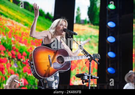 24. September 2022 - Raleigh, North Carolina; USA - der Musiker SHERYL KRÄHE tritt live auf, während das 2022 Farm Aid Benefit Konzert im Coastal Credit Union Music Park am Walnut Creek in Raleigh Halt macht Copyright 2022 Jason Moore. (Bild: © Jason Moore/ZUMA Press Wire) Stockfoto