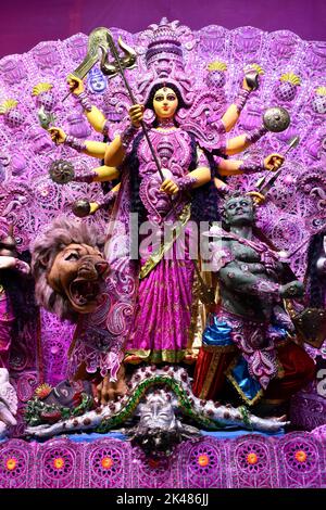 Kalkutta, Westbengalen, Indien. 29. September 2022. Durga Idol mit Corona Ashura in einer Durga Puja Mandap in Kalkata. (Bild: © Suraranjan Nandi/Pacific Press via ZUMA Press Wire) Stockfoto