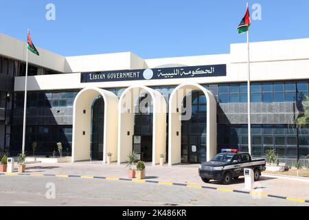 Sirte, Libyen. 30. September 2022. Das Hauptquartier der libyschen Regierung in Sirte unter der Führung des Premierministers Fathi Baschagha, nachdem seine Regierung bei ihren Versuchen, von Tripolis aus zu arbeiten, gescheitert war, weil „sie kein Blut vergießen und keine Spaltung entzünden wollte“. (Foto von Islam Alatrash/SOPA Images/Sipa USA) Quelle: SIPA USA/Alamy Live News Stockfoto