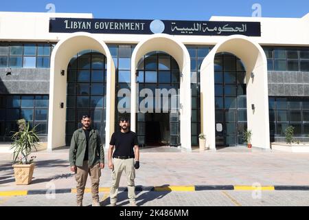 Sirte, Libyen. 30. September 2022. Die Leibwächter von Premierminister Fathi Baschagha stehen vor dem libyschen Regierungssitz in Sirte wachsam, nachdem seine Regierung bei ihren Versuchen, von Tripolis aus zu arbeiten, gescheitert war, weil „sie kein Blut vergießen oder keine Spaltung entzünden wollte“. (Foto von Islam Alatrash/SOPA Images/Sipa USA) Quelle: SIPA USA/Alamy Live News Stockfoto