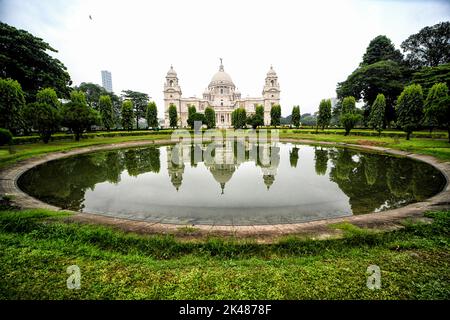 Kalkutta, Indien. 28. September 2022. Eine reflektierende Ansicht des Victoria Memorial in Kalkutta. Das Victoria Memorial wurde 1921 von den britischen Kolonialmächten zu Ehren der Königin Victoria erbaut. Heute besitzt es ein Museum und viele historische Dokumente der Ära der Unabhängigkeit vor der indischen Geschichte und zieht viele Touristen das ganze Jahr über an. (Foto: Avishek das/SOPA Images/Sipa USA) Quelle: SIPA USA/Alamy Live News Stockfoto