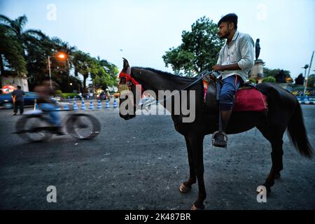 Kalkutta, Indien. 28. September 2022. Vor dem Victoria Memorial Gebäude in Kalkutta sah ein Reiter auf die Kunden warten. (Foto: Avishek das/SOPA Images/Sipa USA) Quelle: SIPA USA/Alamy Live News Stockfoto