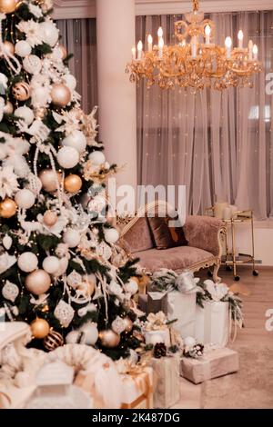 Schicker Weihnachtsbaum in luxuriösem Interieur am Silvesterabend Stockfoto