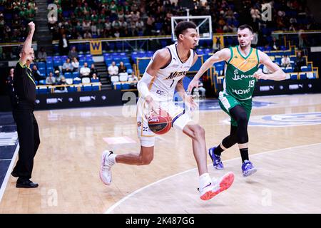 Frankreich. 30. September 2022. Victor Wembanyama von Boulogne-Levallois und Zoran Nikolic von Le Portel während des französischen Meisterschaftskampfs, des Betclic Elite Basketball-Spiels zwischen Boulogne-Levallois und Le Portel am 30. September 2022 im Palais des Sports Marcel Cerdan in Levallois-Perret, Frankreich - Foto Elyse Lopez / DPPI Credit: DPPI Media/Alamy Live News Stockfoto