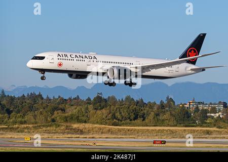 Richmond, British Columbia, Kanada. 30. September 2022. Ein Boeing 787-9 Dreamliner von Air Canada (C-FVLQ) landet auf dem internationalen Flughafen von Vancouver. (Bild: © Bayne Stanley/ZUMA Press Wire) Bild: ZUMA Press, Inc./Alamy Live News Stockfoto