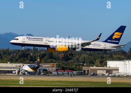 Richmond, British Columbia, Kanada. 30. September 2022. Ein Icelandair Boeing 757-200-Jetliner (TF-ISJ) landet auf dem internationalen Flughafen Vancouver. (Bild: © Bayne Stanley/ZUMA Press Wire) Bild: ZUMA Press, Inc./Alamy Live News Stockfoto