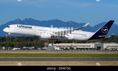 Richmond, British Columbia, Kanada. 30. September 2022. Ein Lufthansa Airbus A350-900-Jetliner (D-AIVB), der am internationalen Flughafen Vancouver landet. (Bild: © Bayne Stanley/ZUMA Press Wire) Bild: ZUMA Press, Inc./Alamy Live News Stockfoto