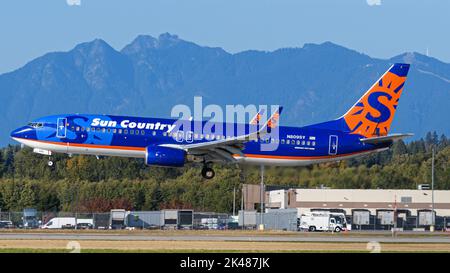 Richmond, British Columbia, Kanada. 30. September 2022. Ein Boeing 737-800-Jetliner (N809SY) von Sun Country Airlines landet auf dem internationalen Flughafen Vancouver. (Bild: © Bayne Stanley/ZUMA Press Wire) Bild: ZUMA Press, Inc./Alamy Live News Stockfoto