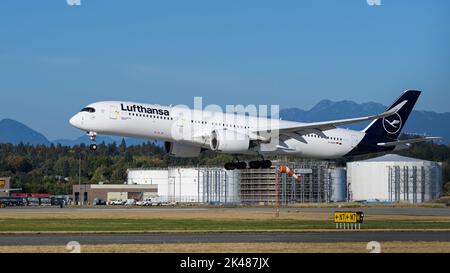 Richmond, British Columbia, Kanada. 30. September 2022. Ein Lufthansa Airbus A350-900-Jetliner (D-AIVB), der am internationalen Flughafen Vancouver landet. (Bild: © Bayne Stanley/ZUMA Press Wire) Bild: ZUMA Press, Inc./Alamy Live News Stockfoto