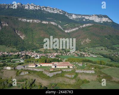 LUFTAUFNAHME. Historische militärische Festung auf einem Hügel mit sternförmigen Erdarbeiten. Fort Barraux, Isère, Auvergne-Rhône-Alpes, Frankreich. Stockfoto