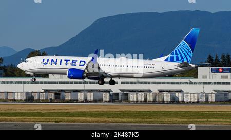 Richmond, British Columbia, Kanada. 30. September 2022. Eine Boeing 737 MAX 9 (N37532) von United Airlines landet auf dem internationalen Flughafen Vancouver. (Bild: © Bayne Stanley/ZUMA Press Wire) Bild: ZUMA Press, Inc./Alamy Live News Stockfoto