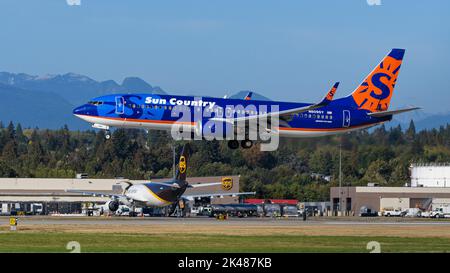 Richmond, British Columbia, Kanada. 30. September 2022. Ein Boeing 737-800-Jetliner (N809SY) von Sun Country Airlines landet auf dem internationalen Flughafen Vancouver. (Bild: © Bayne Stanley/ZUMA Press Wire) Bild: ZUMA Press, Inc./Alamy Live News Stockfoto