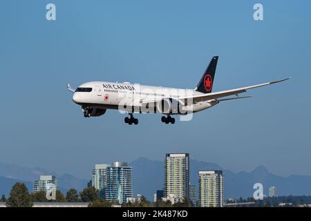 Richmond, British Columbia, Kanada. 30. September 2022. Ein Air Canada Boeing 787-9 Dreamliner Jetliner (C-FRTG) ist auf dem endgültigen Landeanflug am Vancouver International Airport. (Bild: © Bayne Stanley/ZUMA Press Wire) Bild: ZUMA Press, Inc./Alamy Live News Stockfoto