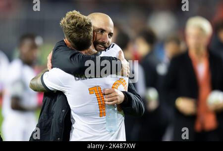 Toronto, Kanada. 30. September 2022. Gonzalo Higuain (Rückseite) von Inter Miami CF umarmt Federico Bernardeschi vom FC Toronto nach dem Spiel der Major League Soccer (MLS) 2022 auf dem BMO-Feld in Toronto, Kanada, am 30. September 2022. Quelle: Zou Zheng/Xinhua/Alamy Live News Stockfoto