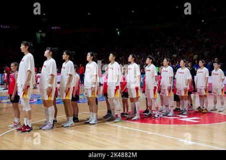 Sydney, Australien. 1. Oktober 2022. Die Spieler des Teams China stehen vor dem Finale gegen die Vereinigten Staaten bei der FIBA Women's Basketball World Cup 2022 in Sydney, Australien, am 1. Oktober 2022 an. Quelle: Hu Jingchen/Xinhua/Alamy Live News Stockfoto