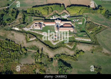 LUFTAUFNAHME. Historische militärische Festung auf einem Hügel mit sternförmigen Erdarbeiten. Fort Barraux, Isère, Auvergne-Rhône-Alpes, Frankreich. Stockfoto