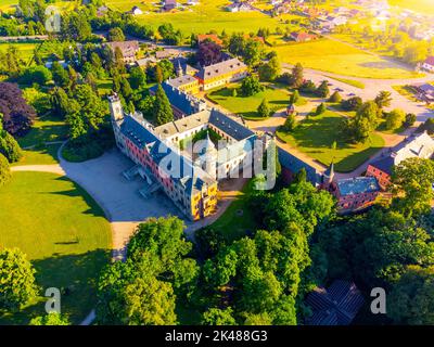 Schloss Sychrov bei Sonnenuntergang von oben Stockfoto