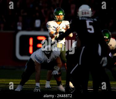 Texas, USA. 30. September 2022. Tulane Quarterback Kai Horton (12) bereitet sich auf einen Schnappschuss während eines College-Fußballspiels zwischen den Houston Cougars und der Tulane Green Wave am 30. September 2022 in Houston, Texas, vor. Tulane gewann 27-24 in Überstunden. Kredit: ZUMA Press, Inc./Alamy Live Nachrichten Stockfoto