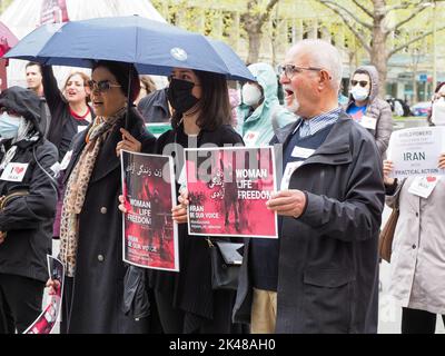 Canberra, Australien. 01. Oktober 2022. Freedom for Iran-Kundgebung in Canberra - 1. Oktober 2022. Rund 300 Mitglieder der iranischen Gemeinde in Canberra versammelten sich im Zentrum der Stadt, um gegen den Tod von Mahsa Amini und die Unterdrückung der Proteste im Iran zu protestieren. Einige der Frauen schneiden sich die Haare in einer traditionellen und kraftvollen Form des Protests, der sowohl Trauer als auch Solidarität zum Ausdruck bringen kann. Quelle: Leo Bild/Alamy Live News Stockfoto