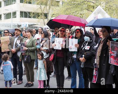 Canberra, Australien. 01. Oktober 2022. Freedom for Iran-Kundgebung in Canberra - 1. Oktober 2022. Rund 300 Mitglieder der iranischen Gemeinde in Canberra versammelten sich im Zentrum der Stadt, um gegen den Tod von Mahsa Amini und die Unterdrückung der Proteste im Iran zu protestieren. Einige der Frauen schneiden sich die Haare in einer traditionellen und kraftvollen Form des Protests, der sowohl Trauer als auch Solidarität zum Ausdruck bringen kann. Quelle: Leo Bild/Alamy Live News Stockfoto