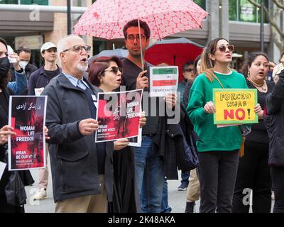 Canberra, Australien. 01. Oktober 2022. Freedom for Iran-Kundgebung in Canberra - 1. Oktober 2022. Rund 300 Mitglieder der iranischen Gemeinde in Canberra versammelten sich im Zentrum der Stadt, um gegen den Tod von Mahsa Amini und die Unterdrückung der Proteste im Iran zu protestieren. Einige der Frauen schneiden sich die Haare in einer traditionellen und kraftvollen Form des Protests, der sowohl Trauer als auch Solidarität zum Ausdruck bringen kann. Quelle: Leo Bild/Alamy Live News Stockfoto