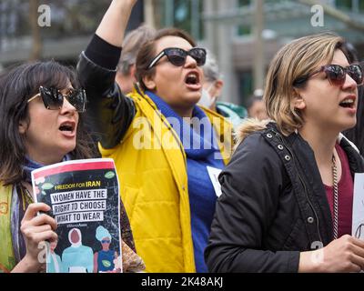 Canberra, Australien. 01. Oktober 2022. Freedom for Iran-Kundgebung in Canberra - 1. Oktober 2022. Rund 300 Mitglieder der iranischen Gemeinde in Canberra versammelten sich im Zentrum der Stadt, um gegen den Tod von Mahsa Amini und die Unterdrückung der Proteste im Iran zu protestieren. Einige der Frauen schneiden sich die Haare in einer traditionellen und kraftvollen Form des Protests, der sowohl Trauer als auch Solidarität zum Ausdruck bringen kann. Quelle: Leo Bild/Alamy Live News Stockfoto