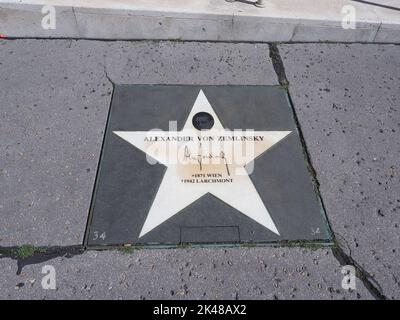 WIEN, ÖSTERREICH - CA. SEPTEMBER 2022: Walk of Fame Star des Musikers Alexander von Zemlinsky im Wiener Musikverein Stockfoto