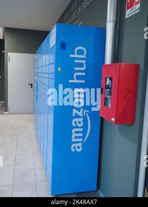 TURIN, ITALIEN - CA. SEPTEMBER 2022: Amazon Hub locker Stockfoto