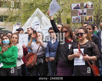 Canberra, Australien. 01. Oktober 2022. Freedom for Iran-Kundgebung in Canberra - 1. Oktober 2022. Rund 300 Mitglieder der iranischen Gemeinde in Canberra versammelten sich im Zentrum der Stadt, um gegen den Tod von Mahsa Amini und die Unterdrückung der Proteste im Iran zu protestieren. Einige der Frauen schneiden sich die Haare in einer traditionellen und kraftvollen Form des Protests, der sowohl Trauer als auch Solidarität zum Ausdruck bringen kann. Quelle: Leo Bild/Alamy Live News Stockfoto