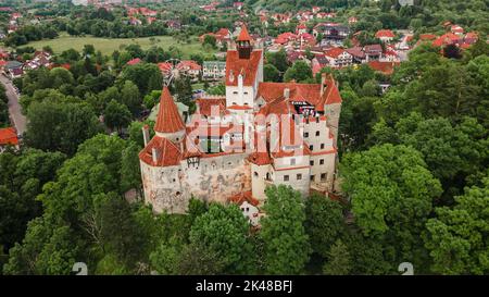 Luftaufnahmen über dem Schloss Bran in Brasov, Rumänien. Die Fotografie wurde von einer Drohne in einer höheren Höhe aufgenommen, wobei die Kamera nach unten zeigte, um ein to zu erreichen Stockfoto