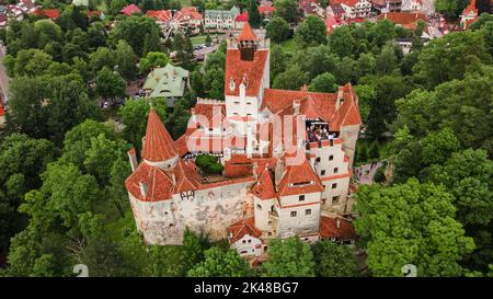 Luftaufnahmen über dem Schloss Bran in Brasov, Rumänien. Die Fotografie wurde von einer Drohne in einer höheren Höhe aufgenommen, wobei die Kamera nach unten zeigte, um ein to zu erreichen Stockfoto