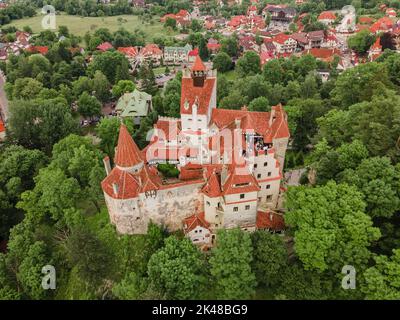 Luftaufnahmen über dem Schloss Bran in Brasov, Rumänien. Die Fotografie wurde von einer Drohne in einer höheren Höhe aufgenommen, wobei die Kamera nach unten zeigte, um ein to zu erreichen Stockfoto