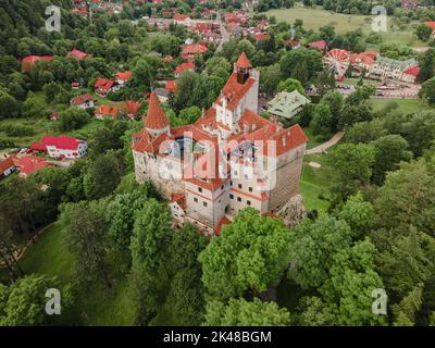 Luftaufnahmen über dem Schloss Bran in Brasov, Rumänien. Die Fotografie wurde von einer Drohne in einer höheren Höhe aufgenommen, wobei die Kamera nach unten zeigte, um ein to zu erreichen Stockfoto