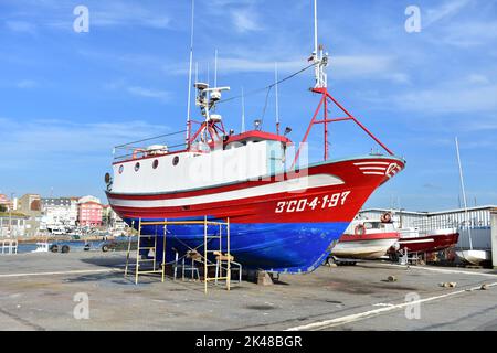 Hafen- und galizische Fischerboote bei Rias Baixas in der Region Galicien. Camariñas, Spanien. November 28, 2020. Stockfoto