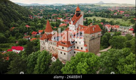 Luftaufnahmen über dem Schloss Bran in Brasov, Rumänien. Die Fotografie wurde von einer Drohne in einer niedrigeren Höhe für eine Landschaft noch aufgenommen. Stockfoto