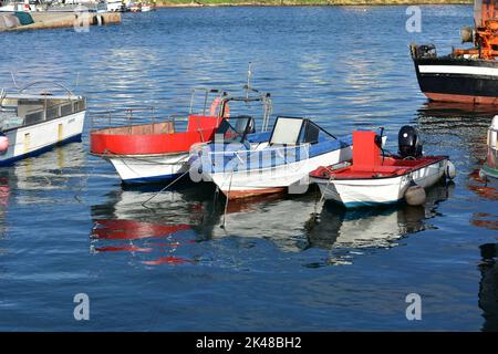 Hafen- und galizische Fischerboote bei Rias Baixas in der Region Galicien. Camariñas, Spanien. November 28, 2020. Stockfoto